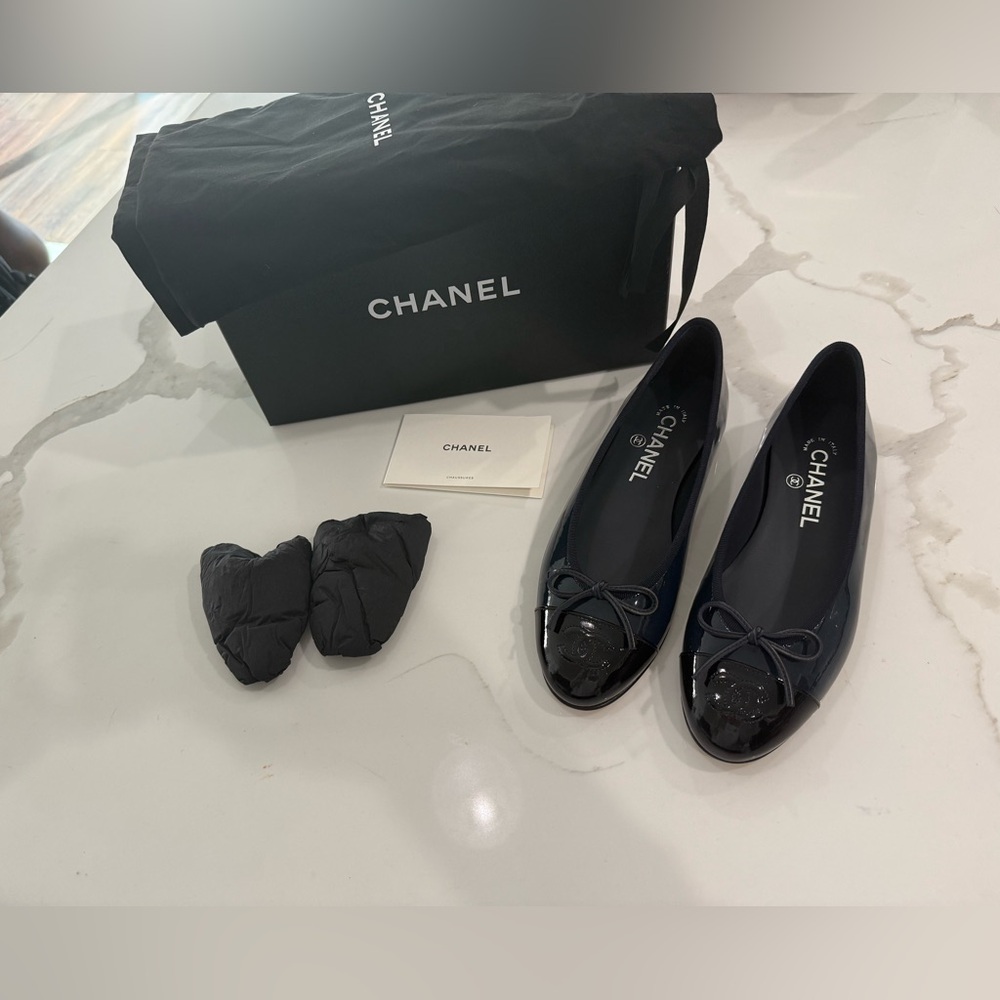 NWT Chanel ballerina - Navy and black patent calfskin, size 37 (US7) - Picture 4 of 8